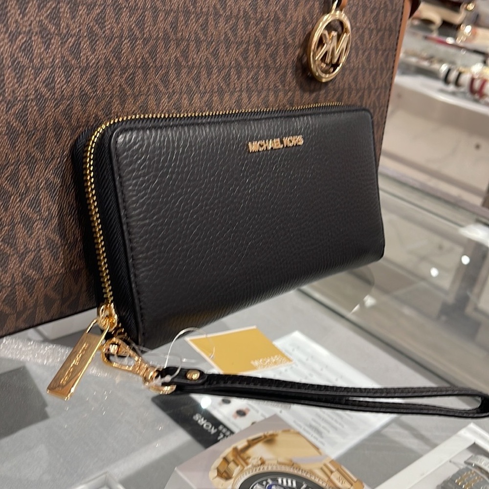 MICHAEL KORS LARGE TRAVEL CONTINENTAL WRISTLET WALLET PHONE HOLDER BLACK /Gold - Picture 15 of 16